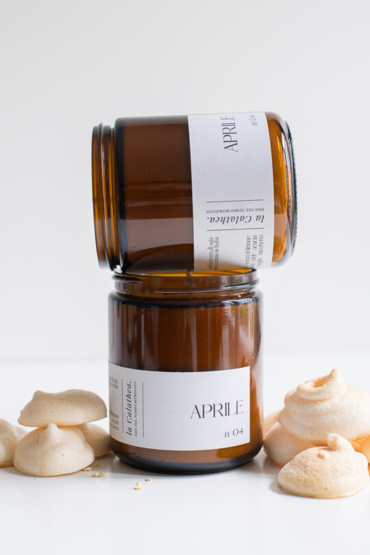 Candela profumata al miele e mandorla Aprile, La Calathea, in recipiente di vetro ambrato e scatola di carta bianca