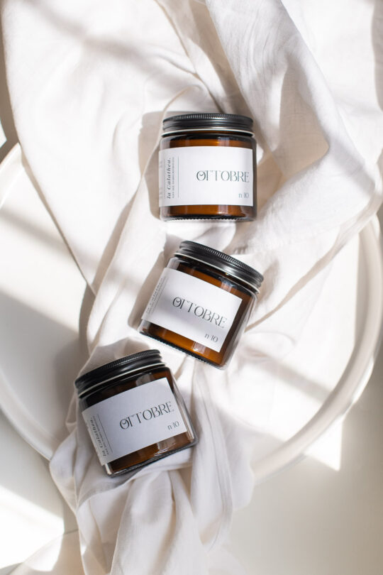 Candela profumata al caramello salato Ottobre, La Calathea, fragranza gourmand e dolce alla vaniglia in vasetto di vetro ambrato e packaging minimal