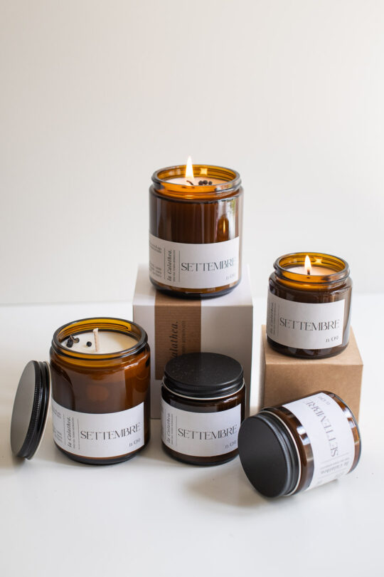 Candela profumata all'uva fragola Settembre, La Calathea, in vasetto di vetro e packaging di carta ecologico
