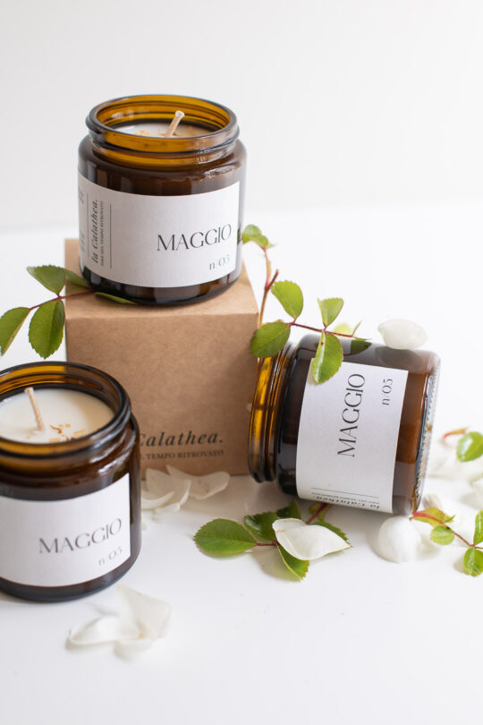 Candela profumata al gelsomino e fior di loto Maggio, La Calathea, fragranza floreale, idea regalo femminile per compleanno o festa della mamma
