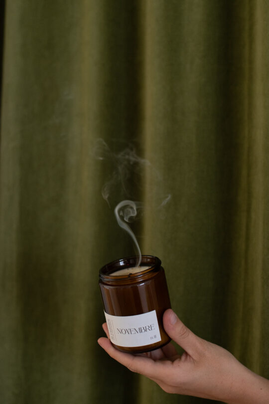 Candela profumata al tabacco Novembre, La Calathea, fragranza legnosa con pepe e note affumicate