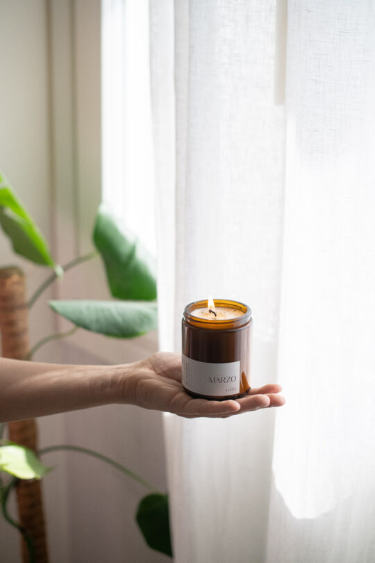 Candela profumata all'eucalipto, mirto e menta Marzo, La Calathea, fragranza fresca intensa e persistente