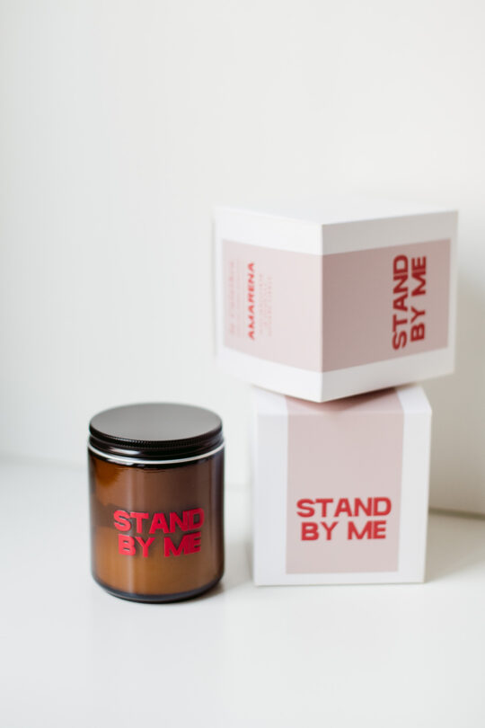 Candela profumata all'amarena Stand by Me, La Calathea, in vasetto di vetro scuro e packaging rosa e rosso